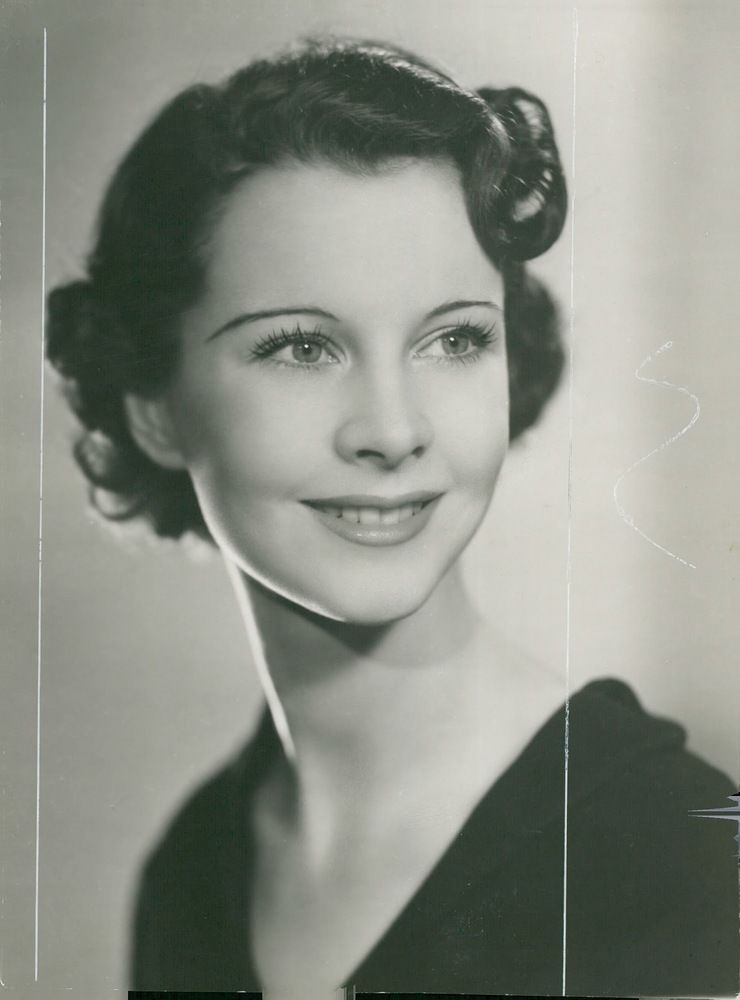Studio portrait of a young Vivien Leigh, smiling